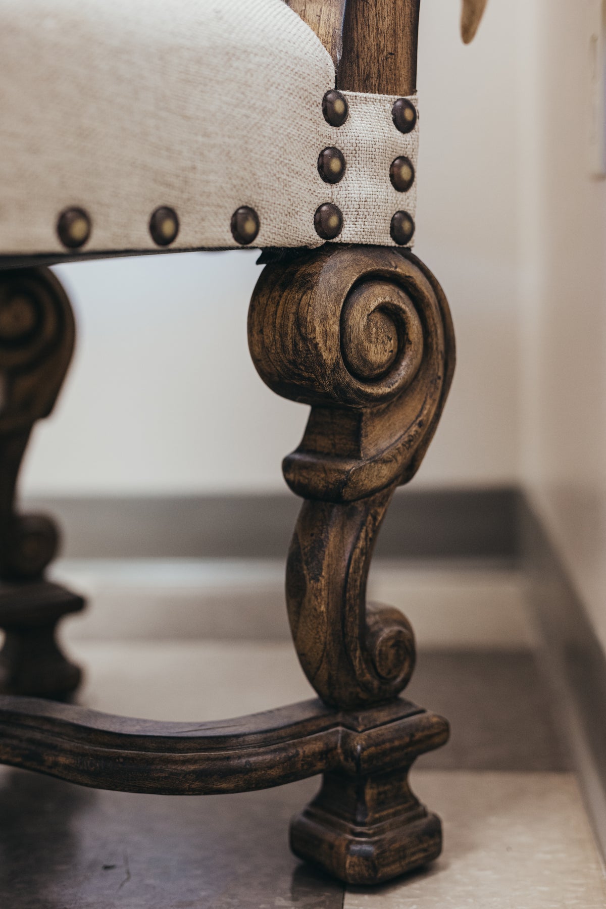 Elk Horn Arm Linen Tufted Chair